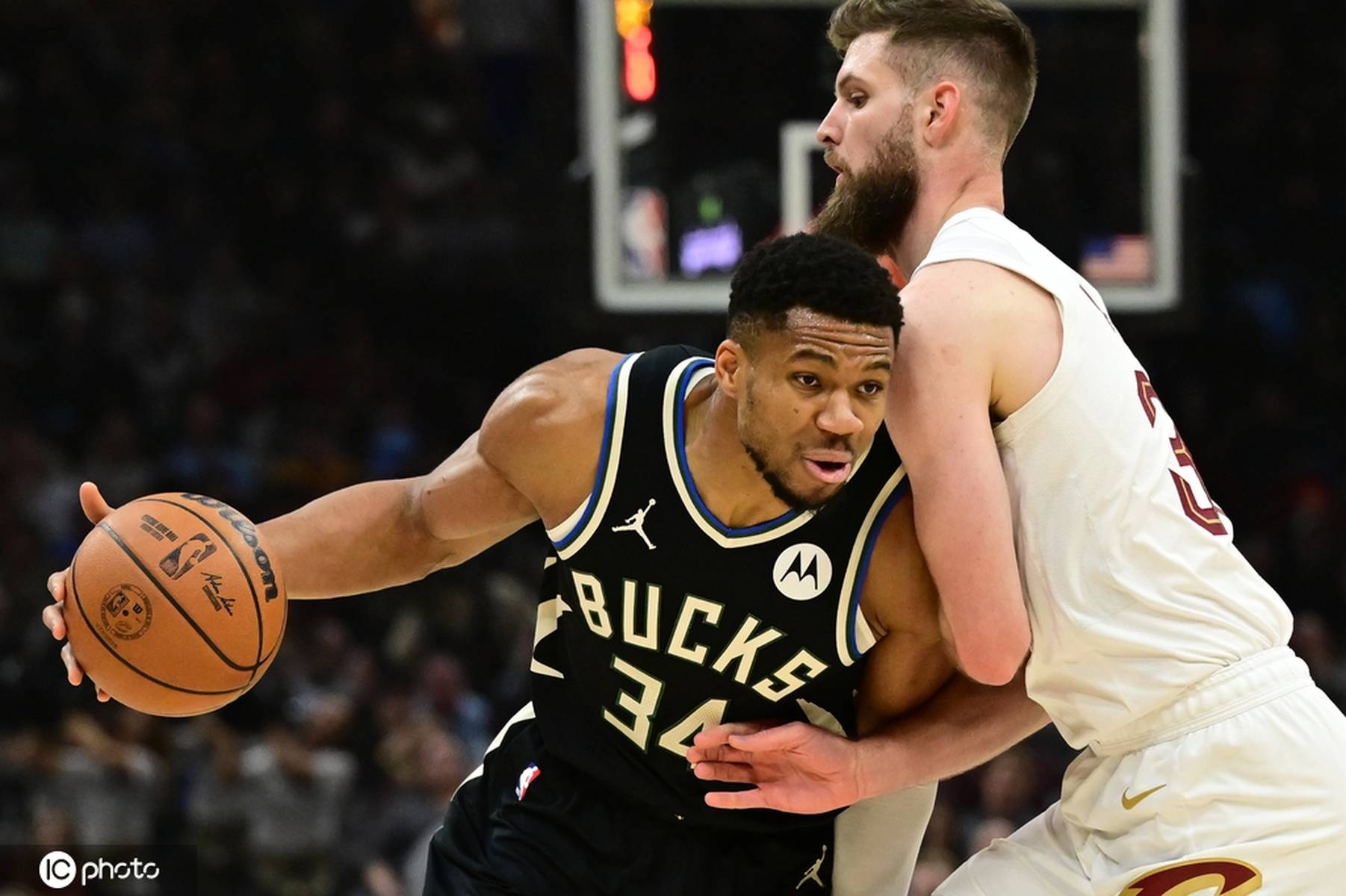 雄鹿球员全员努力,实力击败对手取胜 雄鹿球员全员努力,实力击败对手取胜