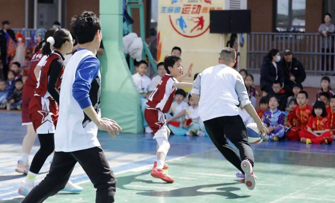 青少年篮球比赛激烈展开,全力拼搏无畏挑战的简单介绍 青少年篮球比赛激烈展开,全力拼搏无畏挑战的简单介绍