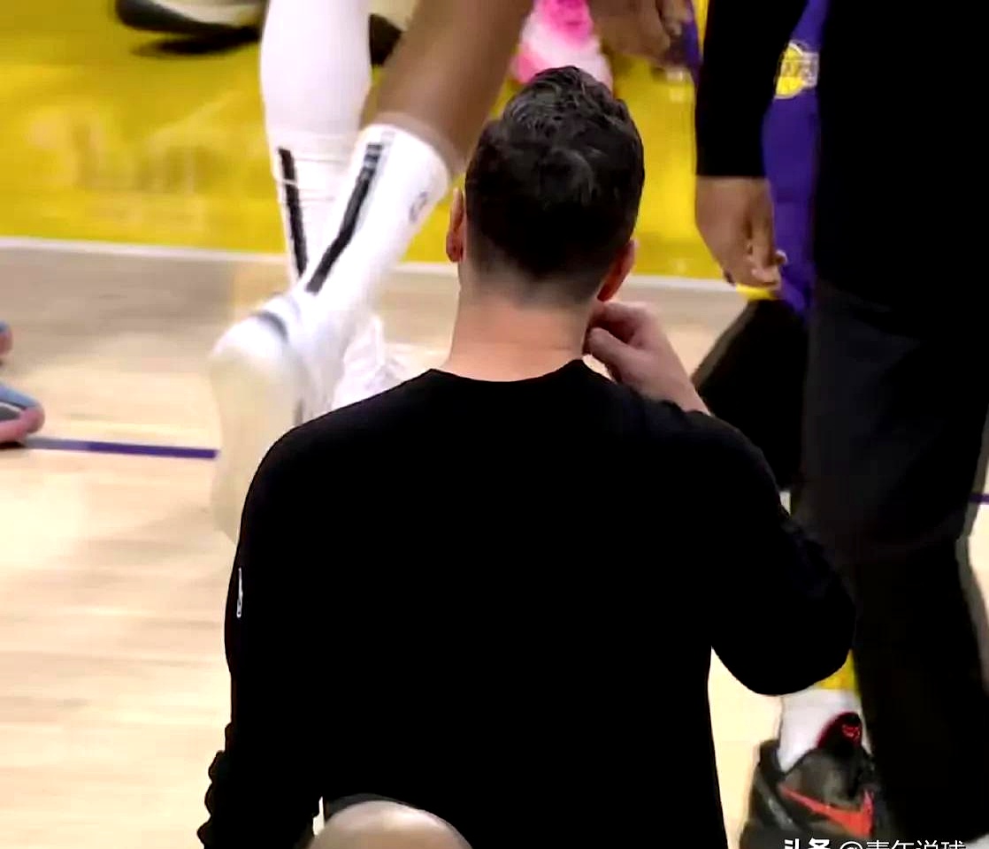 包含湖人小将因伤缺席训练,状态成谜的词条