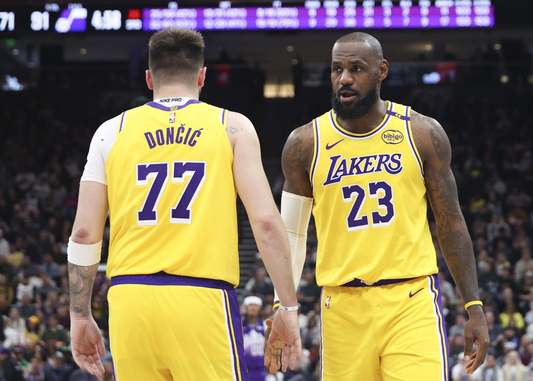 包含湖人小将因伤缺席训练,状态成谜的词条