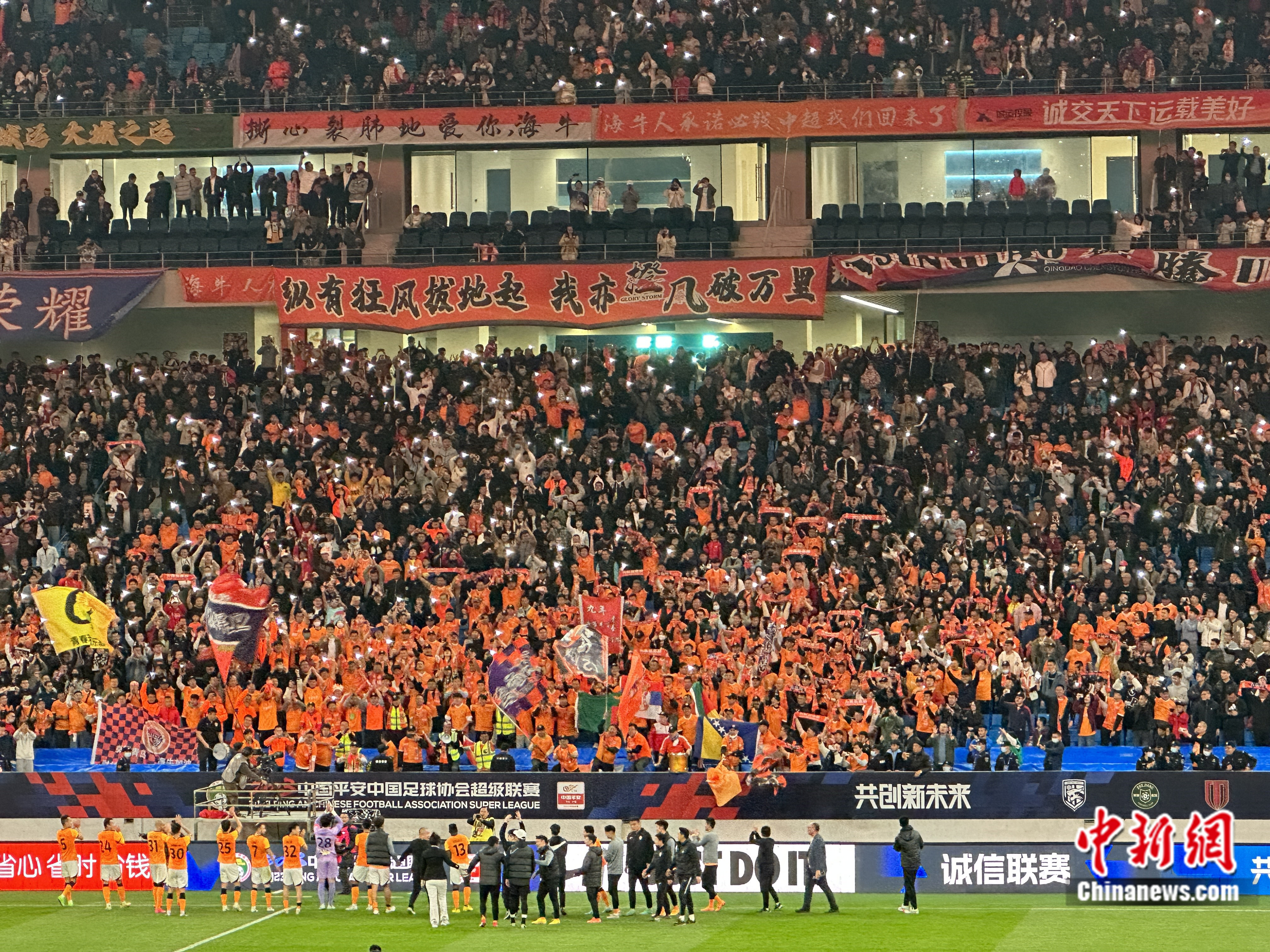 包含激烈角逐场面激动人心，球迷热情高涨！的词条