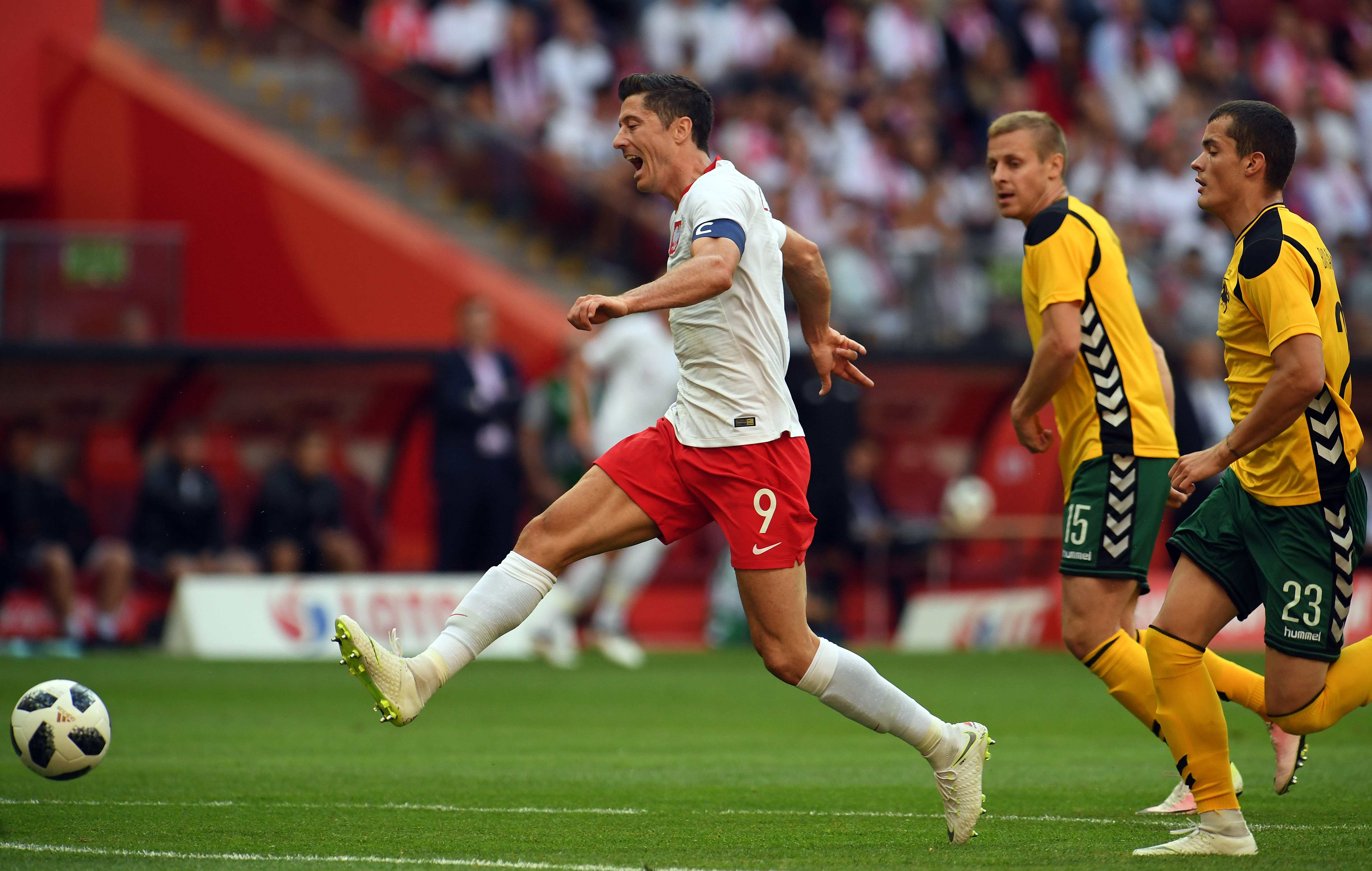 包含葡萄牙闷平立陶宛，晋级形势稍有波动的词条