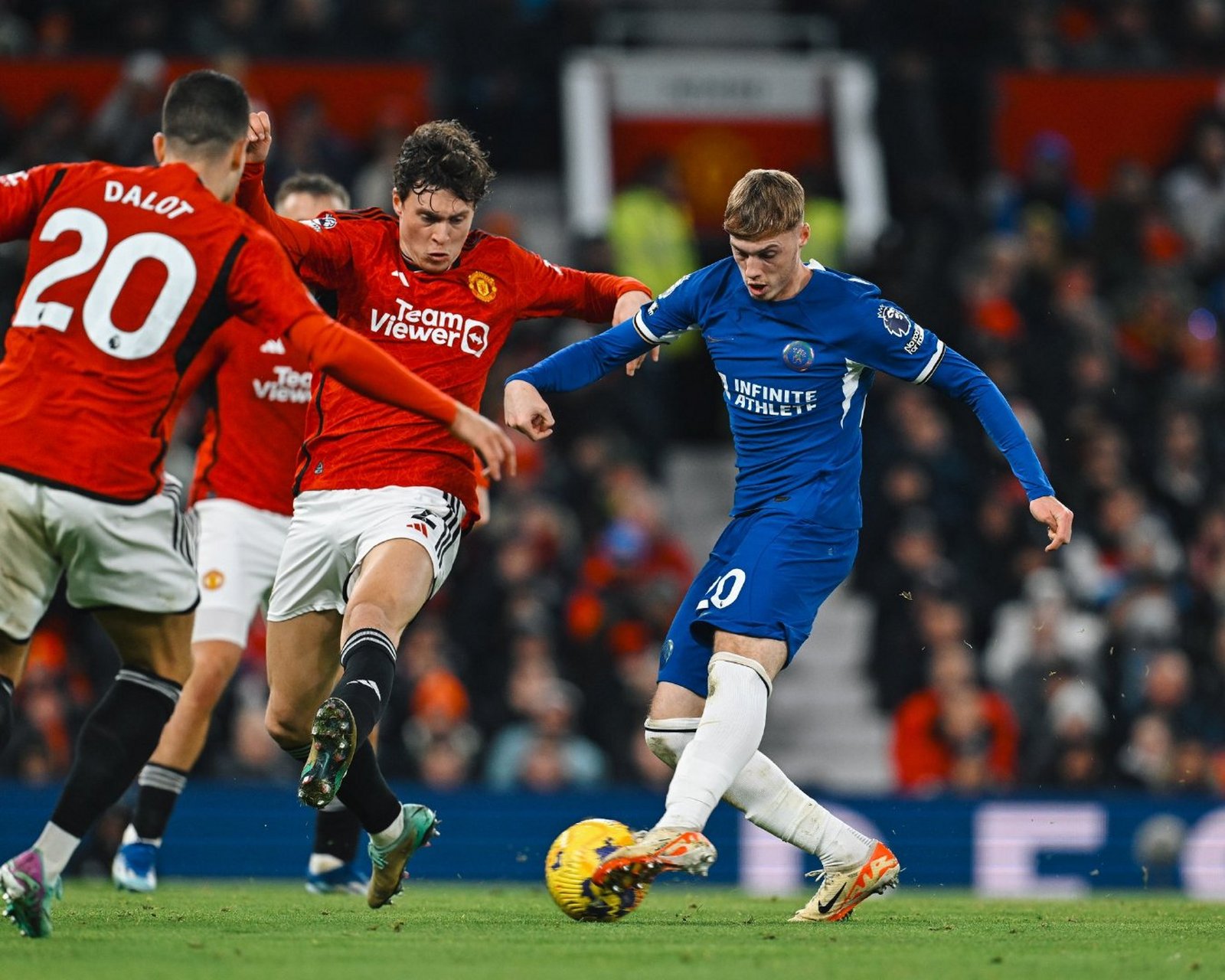 曼联力克切尔西,英超强队再度突围争先 曼联力克切尔西,英超强队再度突围争先