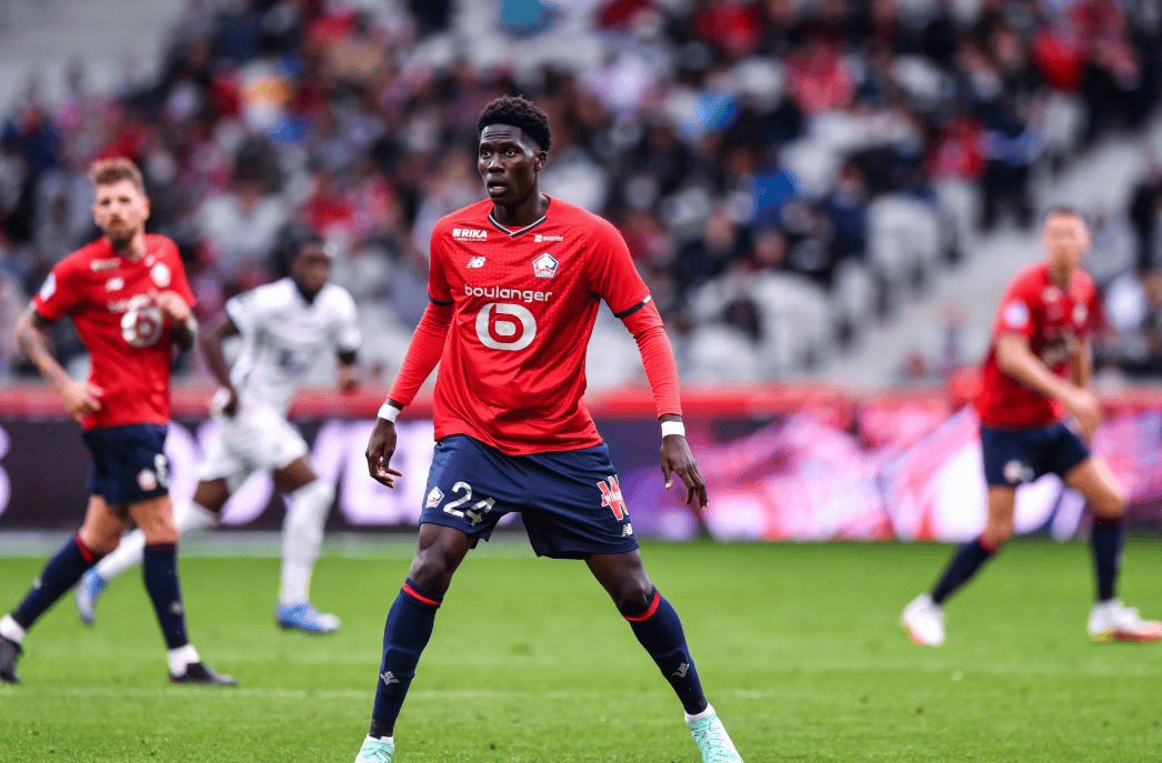 足球场上的风暴:球队展现实力冲刺榜首 足球场上的风暴:球队展现实力冲刺榜首