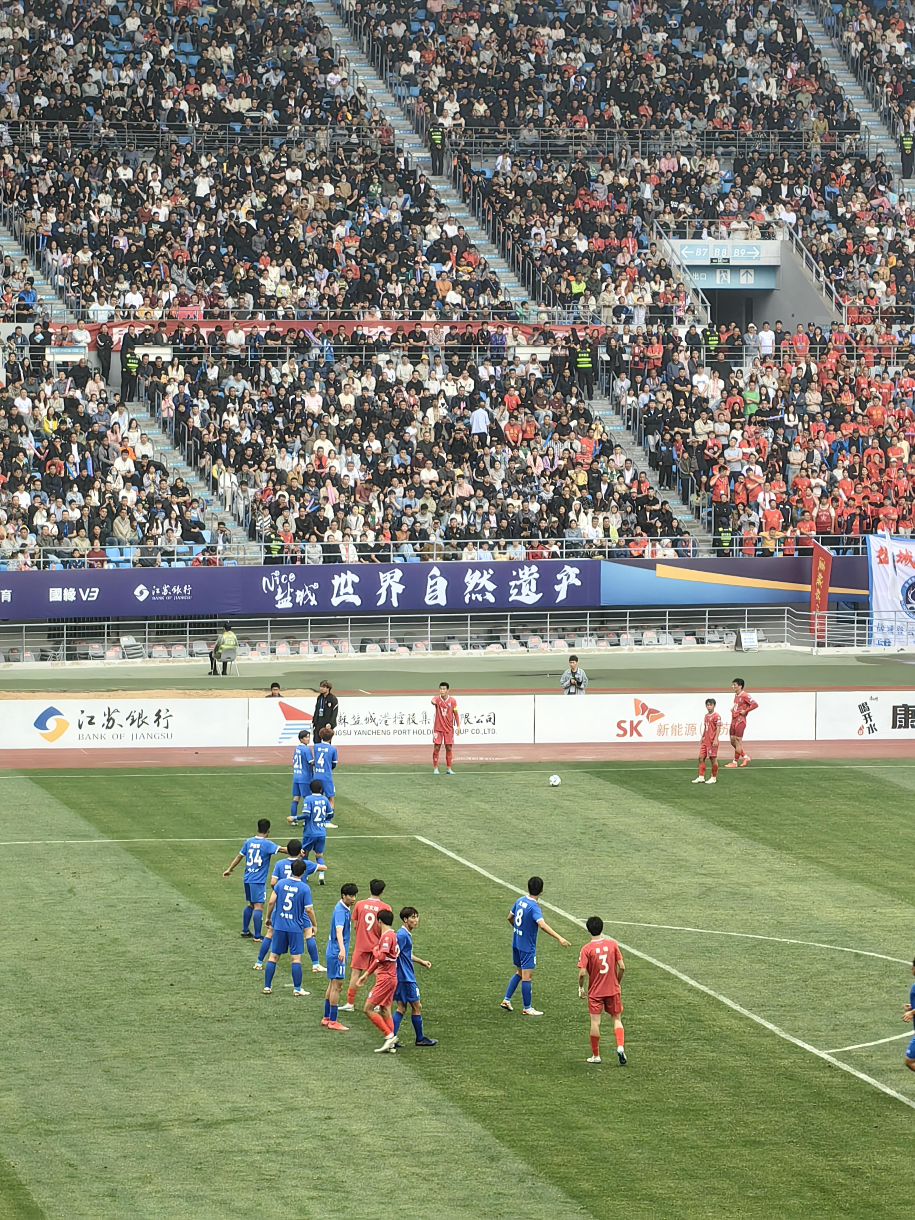 足球场上的风暴:球队展现实力冲刺榜首 足球场上的风暴:球队展现实力冲刺榜首