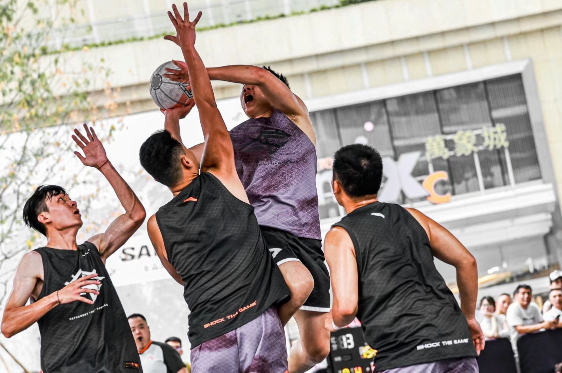 激烈比赛后球员尽显风采,精彩瞬间回放 激烈比赛后球员尽显风采,精彩瞬间回放