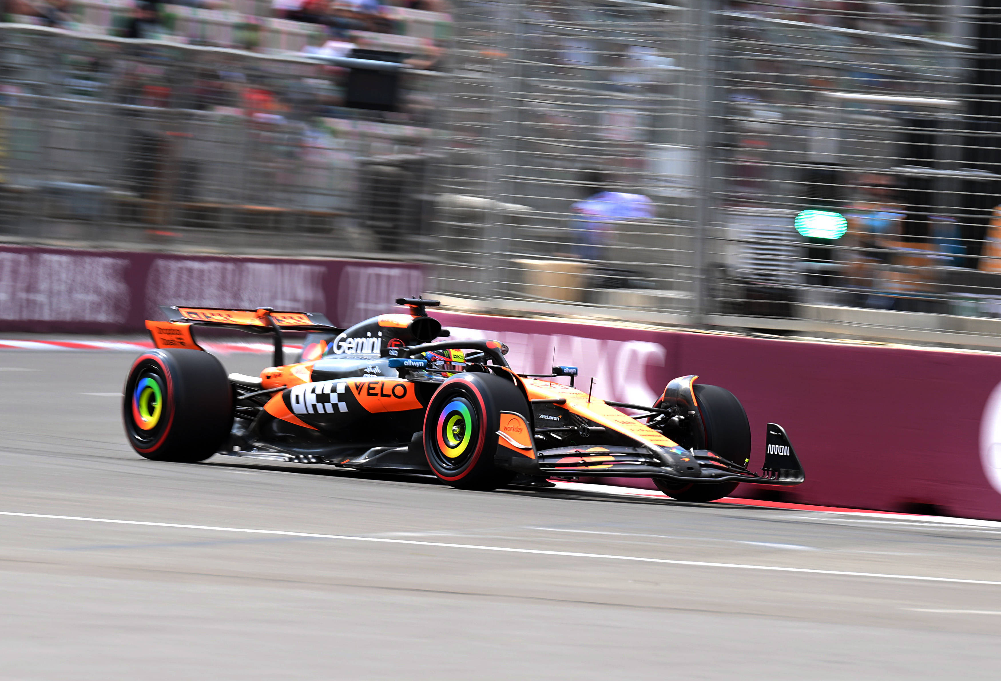 迈凯伦绝杀红牛车队，塞恩斯刷新纪录