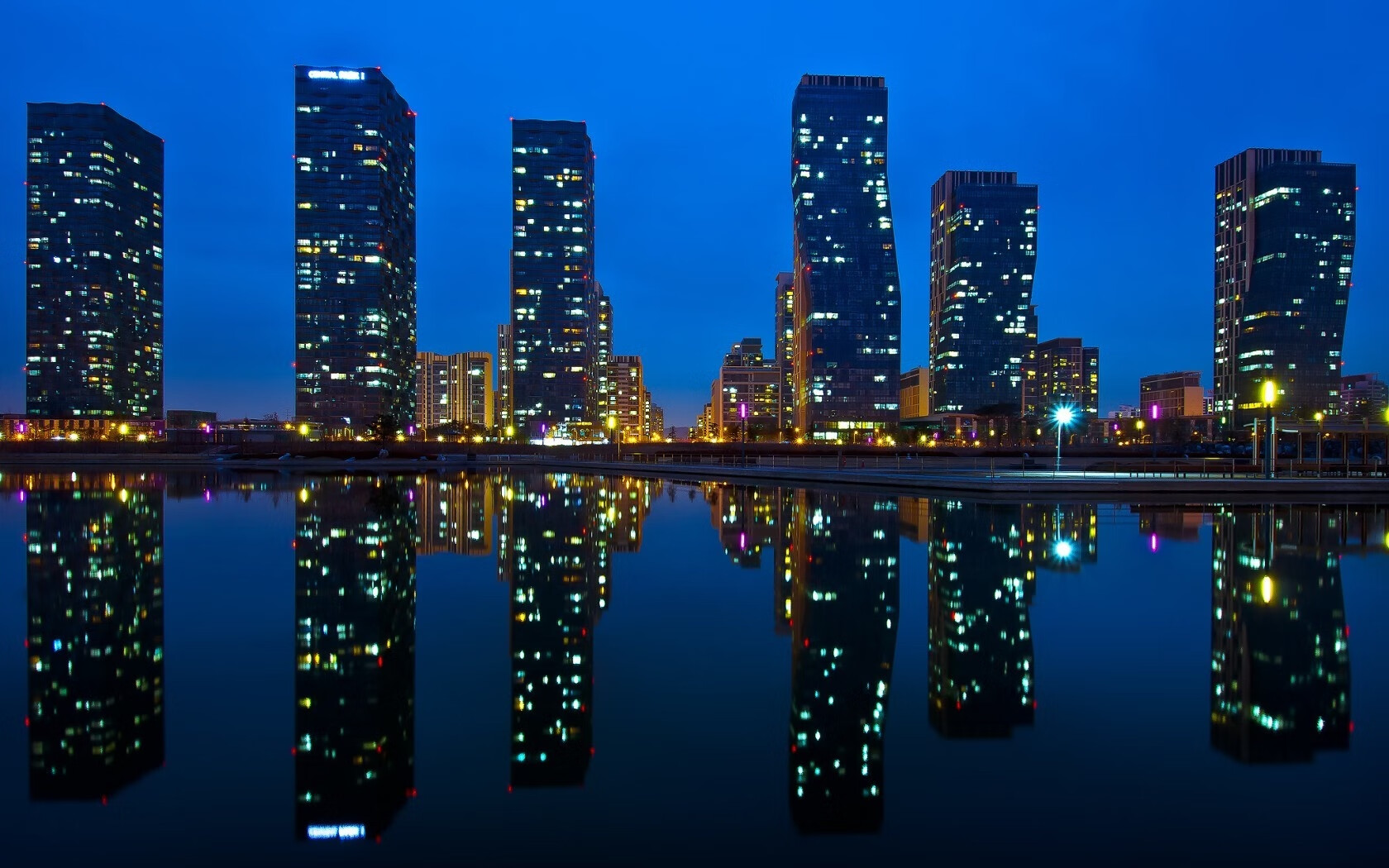 隐形引擎！霍勒迪冰面下的暖流，托起雄鹿的狂澜